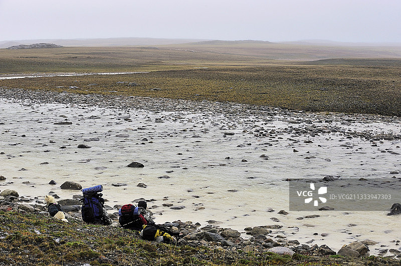 在加拿大萨默塞特岛过河的徒步旅行者图片素材