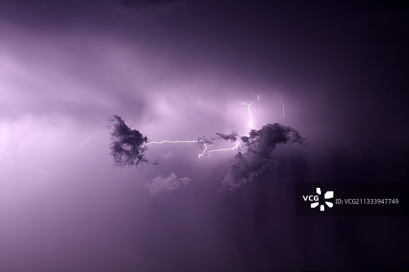 碎层云中的闪电图片素材