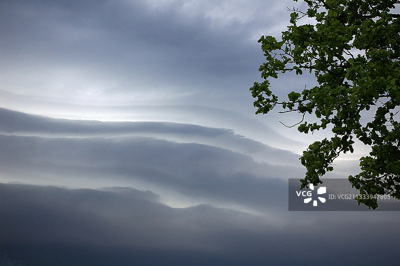风暴弧状云上的荚状云图片素材