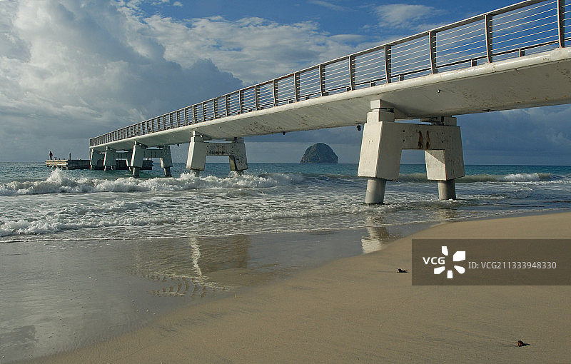 马提尼克岛加勒比海岸的浮桥和钻石岩图片素材
