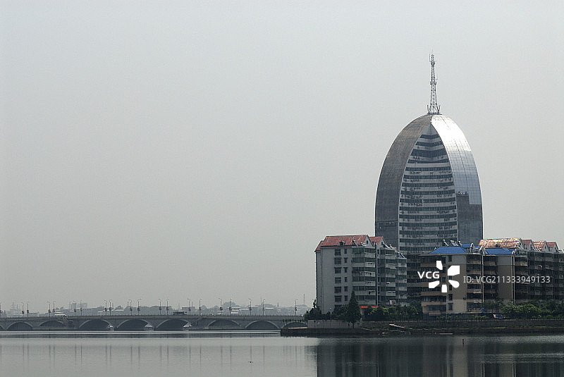 湖边的小中国城市建筑图片素材