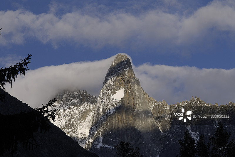 傍晚，霞慕尼德鲁斯山的灯光图片素材