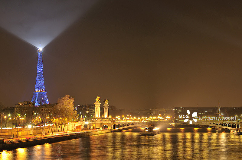 雾色下的巴黎与埃菲尔铁塔图片素材