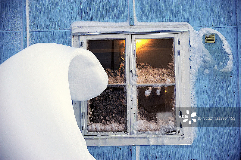 极夜时分格陵兰岛上被照亮的窗户图片素材