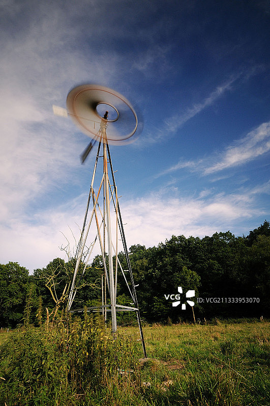 法国诺曼底田野里的风车水泵图片素材