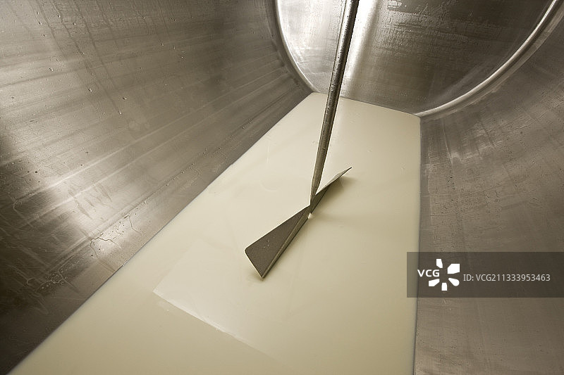 奶罐中的牛奶图片素材