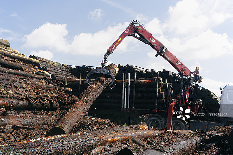 1999年12月猛烈风暴后设立的储藏设施图片素材