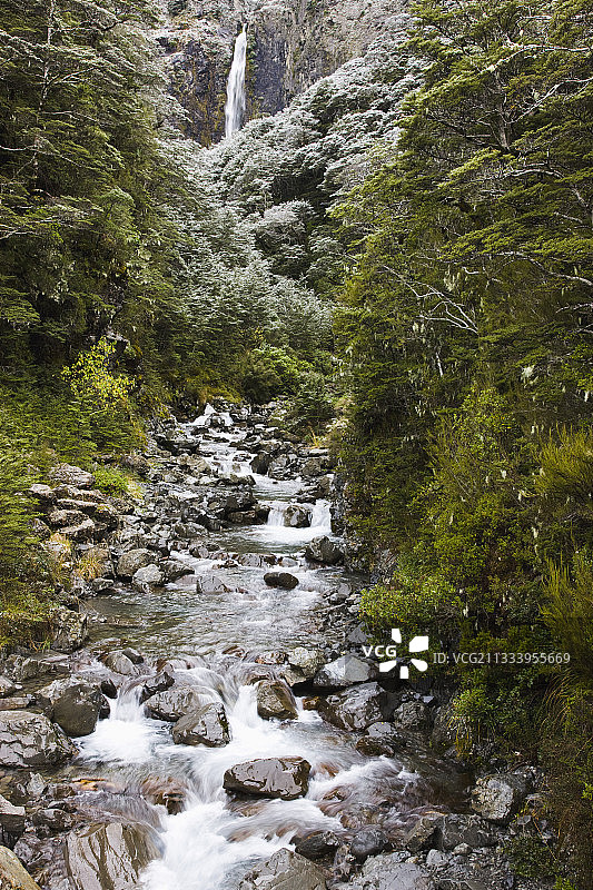 新西兰亚瑟隘口冲碗瀑布下的小溪图片素材