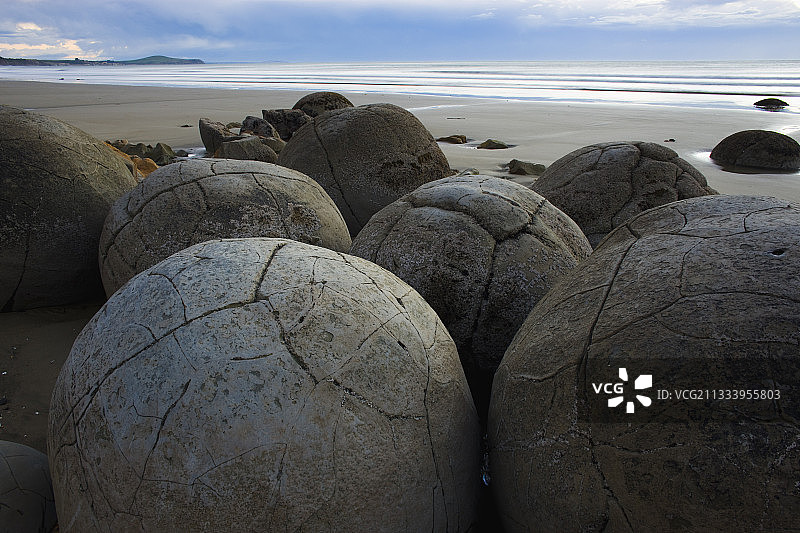 新西兰南岛日出时的摩拉基巨石图片素材