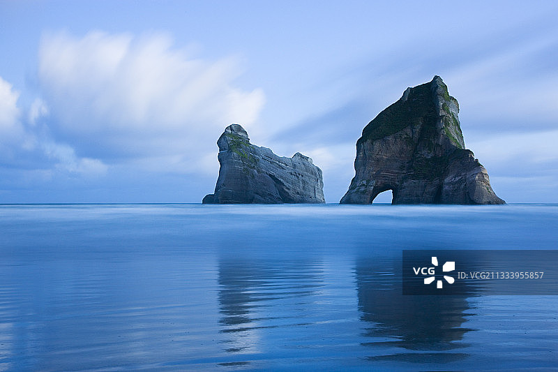 新西兰南岛黎明时的拱门岛图片素材