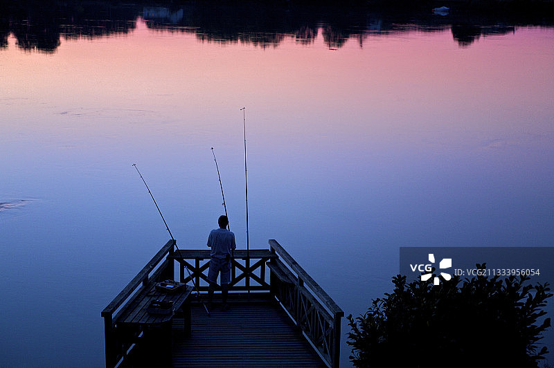 阿杜尔河上的渔夫，法国阿基坦图片素材