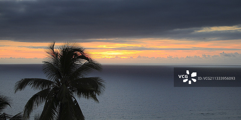 马约特岛泻湖上的日落图片素材