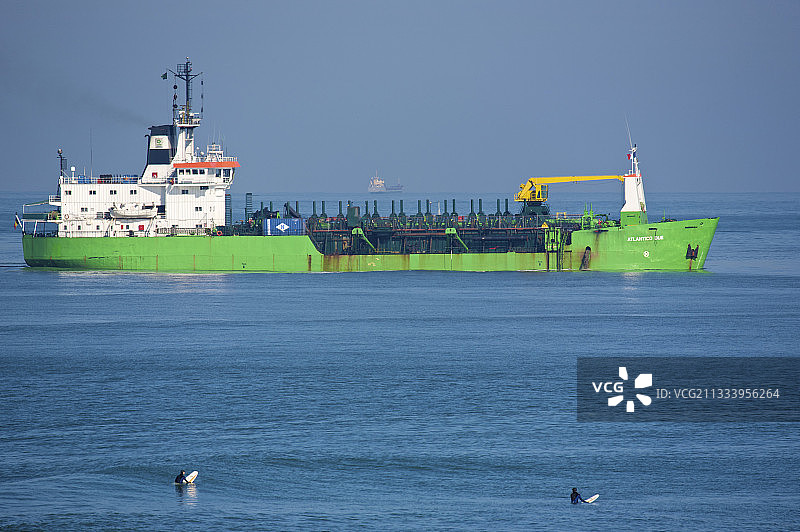 阿杜尔河附近的疏浚船，昂莱特海滩，法国巴斯克地区图片素材