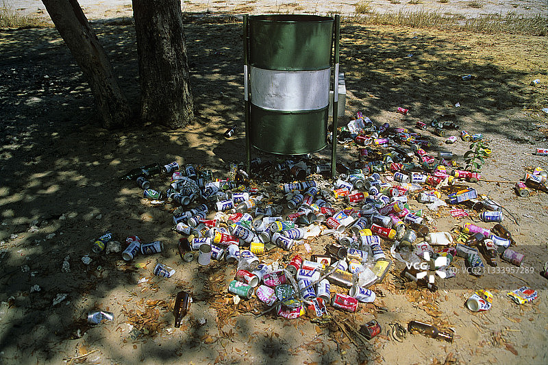 垃圾箱周围的罐头和瓶子，纳米比亚卡普里维图片素材