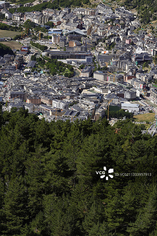 从恩戈拉斯泰尔看到的安道尔比利牛斯山脉的埃斯卡尔德斯村庄图片素材
