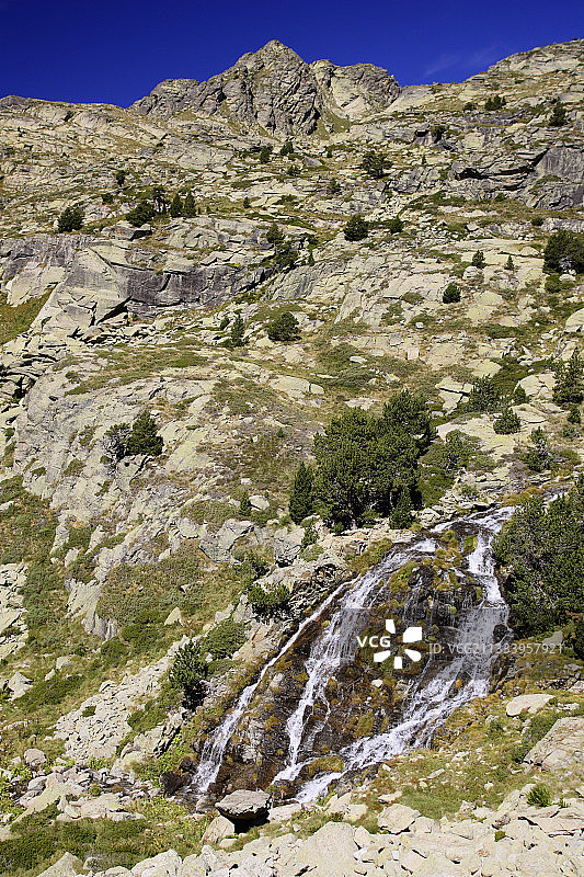 安道尔比利牛斯山脉因克莱斯山谷的胡克拉尔瀑布图片素材