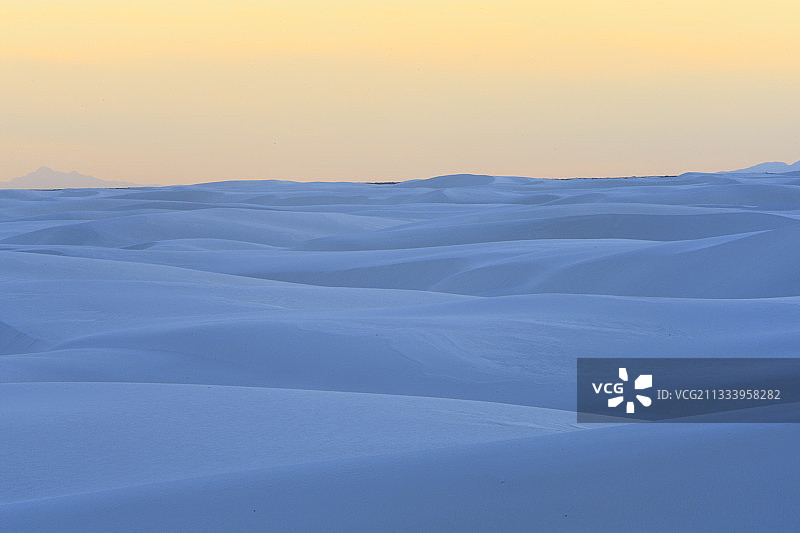 图拉罗萨盆地白沙的闪光沙丘并非沙子，而是2.5亿年前沉积在古老海底的细石膏图片素材