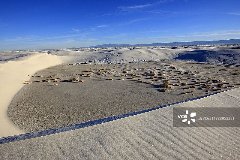 图拉罗萨盆地白沙的闪光沙丘并非沙子，而是2.5亿年前沉积在古老海底的细石膏图片素材
