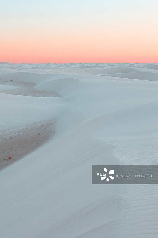 图拉罗萨盆地白沙的闪光沙丘并非沙子，而是2.5亿年前沉积在古老海底的细石膏图片素材