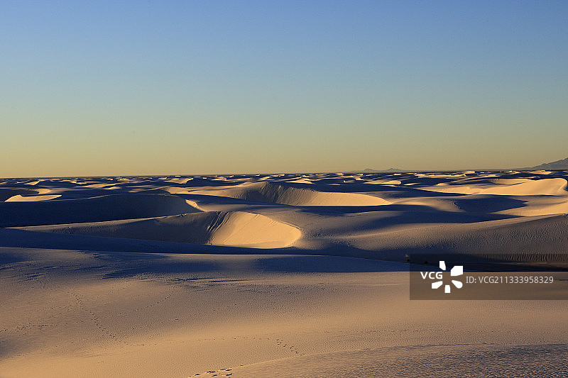图拉罗萨盆地白沙的闪光沙丘并非沙子，而是2.5亿年前沉积在古老海底的细石膏图片素材