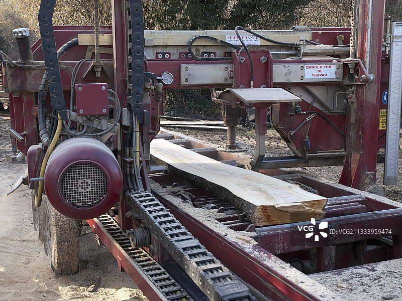 圣乔治维拉尔杜布的移动锯木厂运作图片素材