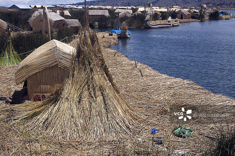 秘鲁普诺的的喀喀湖芦苇房屋图片素材