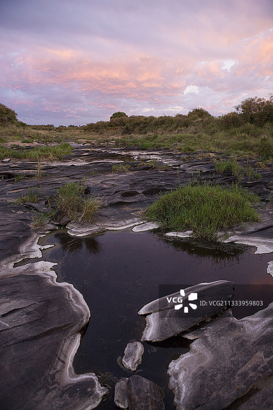 肯尼亚马赛马拉保护区黄昏时分的河流图片素材