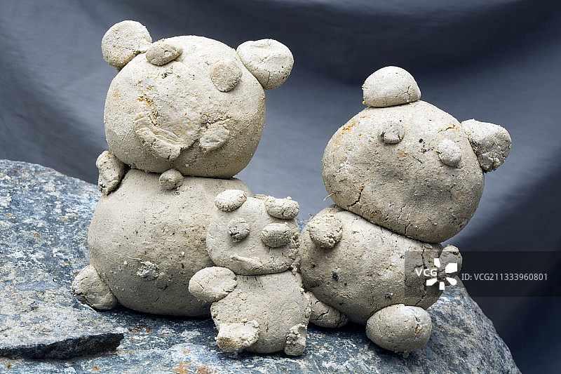 代表眼镜熊的陶土雕像图片素材