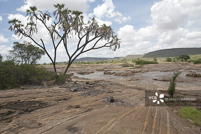 肯尼亚察沃东国家公园卢加德瀑布图片素材