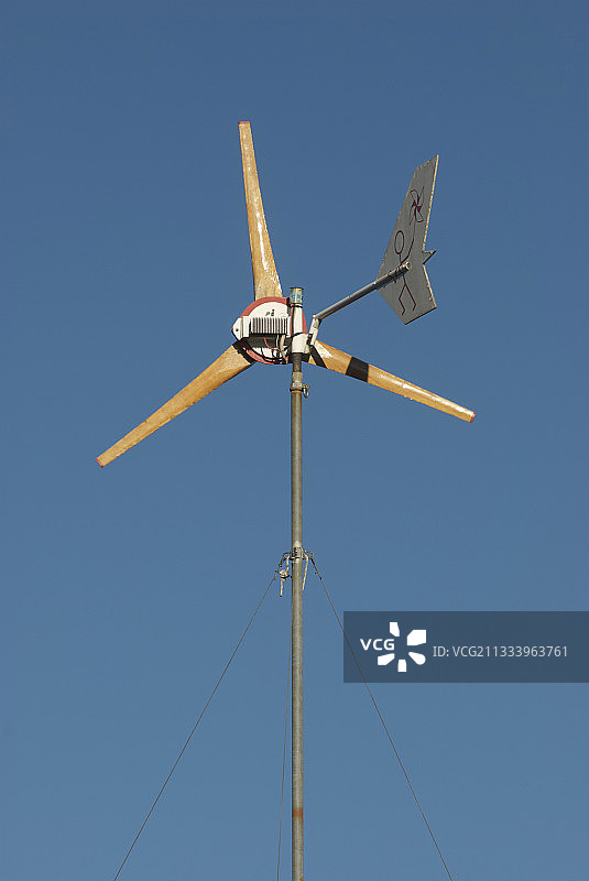 蓝色天空下的阿尔代什风车，法国图片素材