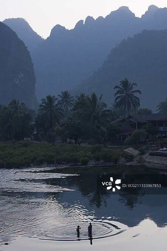 在老挝Ban Phatang村的河里游泳图片素材