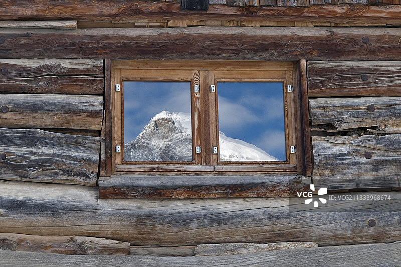 法国蒙布里松小屋窗户的倒影图片素材
