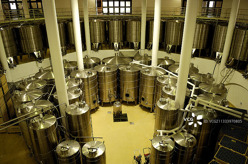 该庄园建于1700年，发酵罐是不锈钢的图片素材
