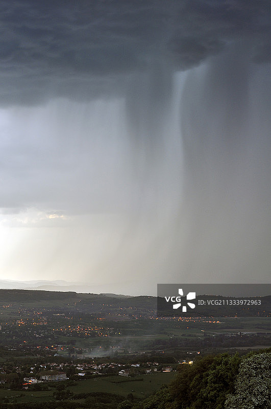积雨云底部的幡状云图片素材