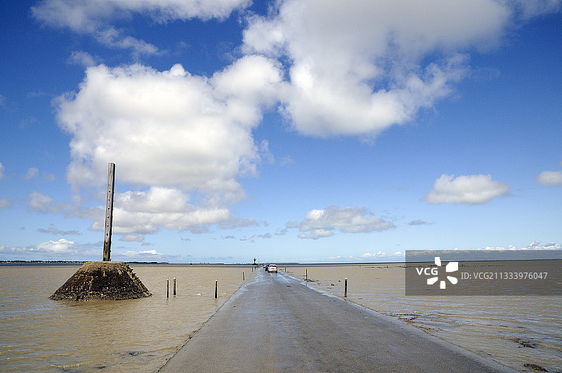 通往法国努瓦尔穆捷岛的天然潮汐通道图片素材