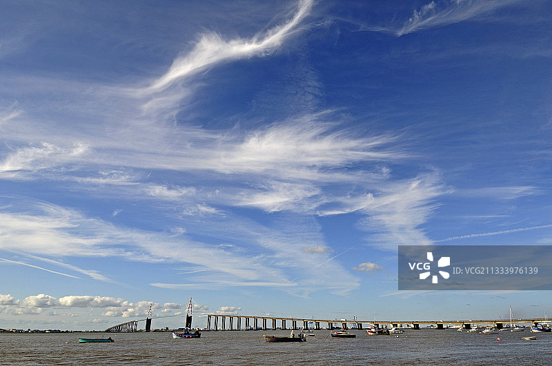 跨越卢瓦尔河口圣纳泽尔的桥梁图片素材