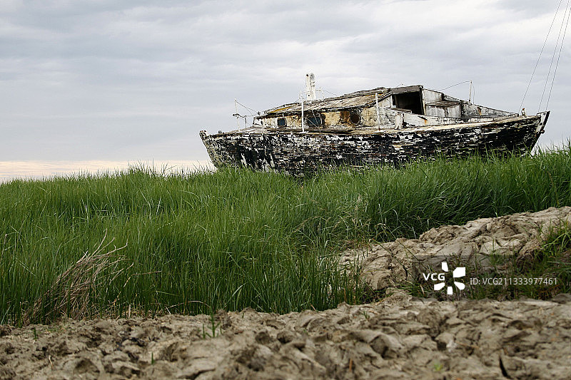 法国奥特维尔海滨的旧船残骸图片素材