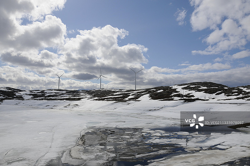 挪威山脊上的风力涡轮机图片素材