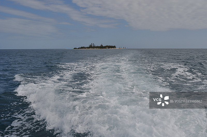 新喀里多尼亚鸭岛和船尾波图片素材