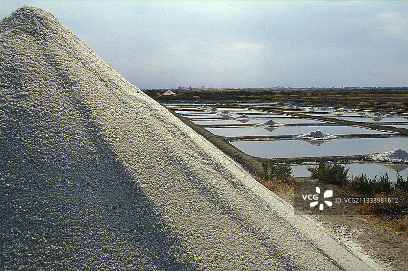 法国盖朗德盐沼中的盐堆图片素材