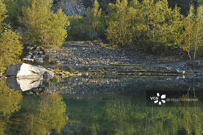 法国奥弗涅的废弃石板和秋季桦树图片素材