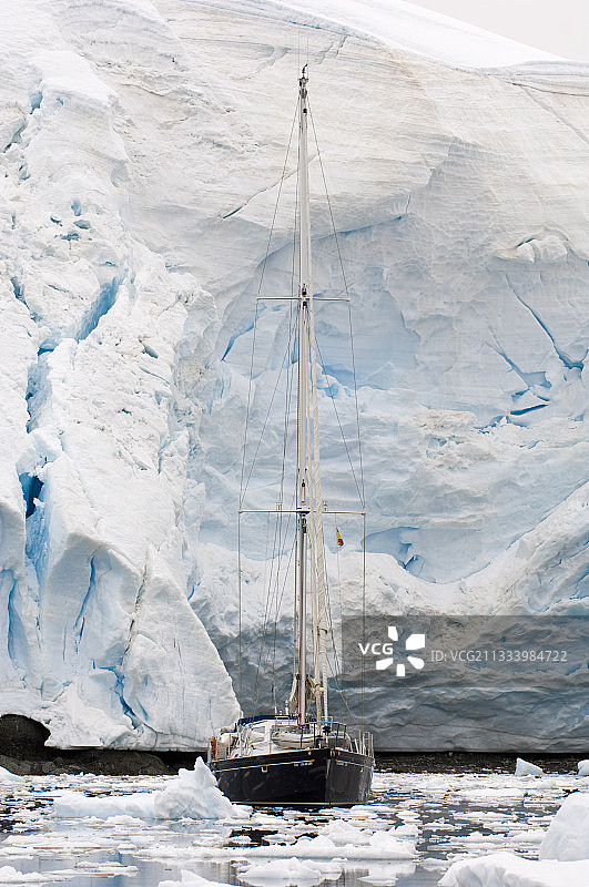 南极半岛冰川天堂湾前的帆船图片素材