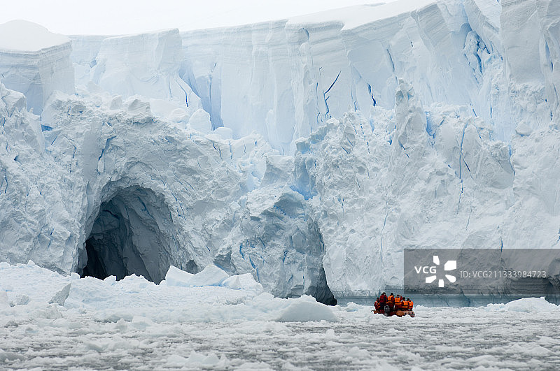 南极半岛冰川天堂湾观测图片素材