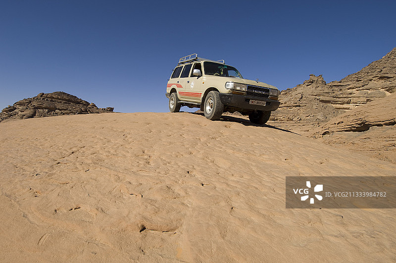 在利比亚费赞地区撒哈拉沙漠阿卡库斯山脉的4x4车辆图片素材