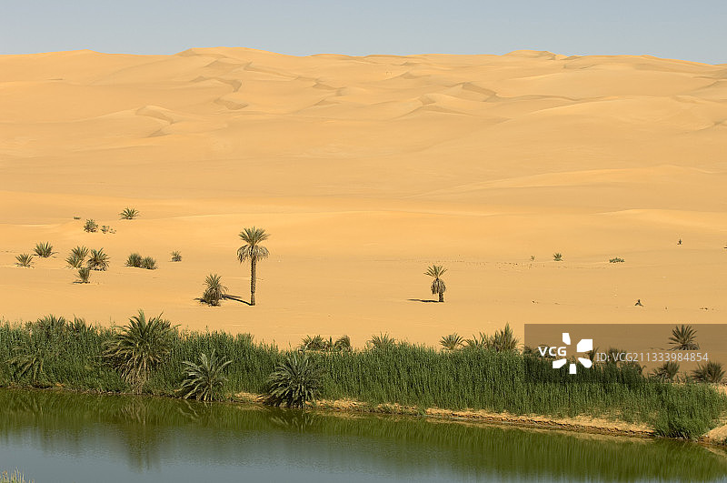 利比亚费赞地区奥巴里撒哈拉沙漠的马夫湖图片素材