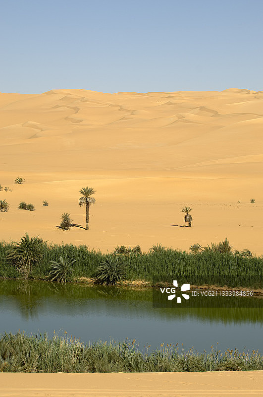 利比亚费赞地区奥巴里撒哈拉沙漠的马夫湖图片素材