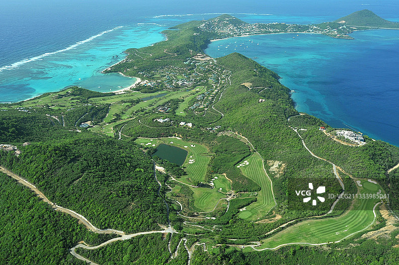 卡努安岛上的酒店和高尔夫球场的航拍景色图片素材