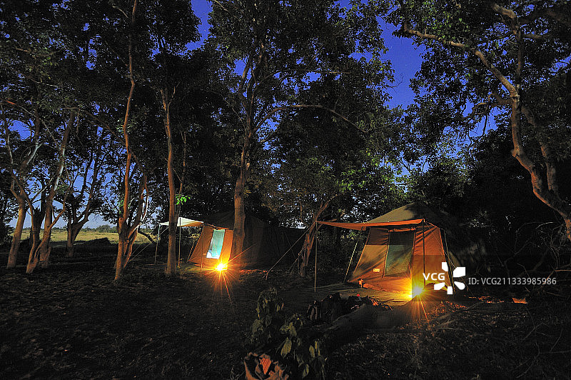 在博茨瓦纳莫雷米灌木稀树草原的露营过夜图片素材