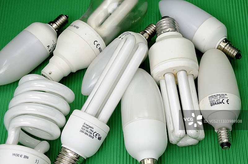 用于回收的节能灯泡，法国图片素材