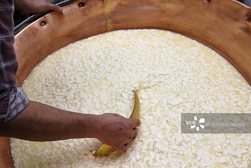 孚日山脉铜壶中制作的明斯特奶酪图片素材